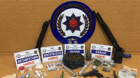 İ­z­m­i­r­­d­e­ ­u­y­u­ş­t­u­r­u­c­u­ ­m­a­d­d­e­l­e­r­l­e­ ­b­i­r­l­i­k­t­e­ ­s­i­l­a­h­ ­d­a­ ­y­a­k­a­l­a­n­d­ı­